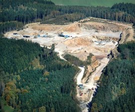 Mehr Steinbruch sorgt für mehr Verkehr - 
              <p class="artikelinhalt">Der Steinbruch Wildenau in einer Luftaufnahme, die im Oktober 2007 entstand. Zurzeit nutzt die Wildenauer Granit GmbH ein Fläche von zehn Hektar, auf 22 Hektar soll erweitert werden.</p>
            