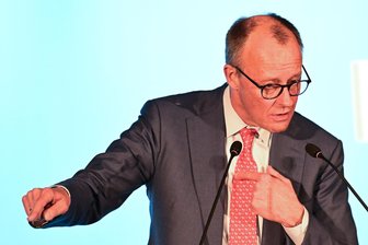 Mehr Taten, weniger Sprüche - Bundeskanzler Friedrich Merz (CDU) findet, dass die Deutschen zu oft krank sind.