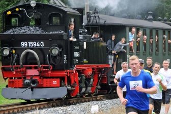 Mehr Technik beim Wettstreit "Mensch gegen Maschine" - Bei der dritten Auflage vor drei Jahren nahmen 122 Teilnehmer die sieben Kilometer lange Strecke in Angriff, um sich mit der Schmalspurbahn zu messen. 