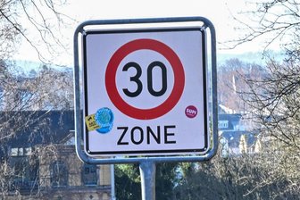 Mehr Tempo 30 in Chemnitzer Wohngebieten? Stadträte stimmen dagegen - In vielen Wohngebieten der Stadt gibt es bereits Tempo-30-Zonen. Weitere zehn sollten nach dem Willen des Rathauses nun dazukommen. Der zuständige Ausschuss votierte aber knapp dagegen.