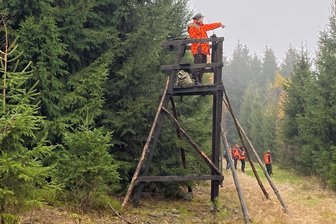 Mehr und größere Drückjagden: Sachsens Jäger wollen weniger Wildschweine - Ein Jäger auf einem Drückjagdansitz. Diese sind transportabel und werden danach umgesetzt. 