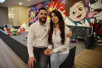 Mehr Waffeln, Crêpes und Cocktails: Café „Mon Chéri“ in Zwickau eröffnet wieder - Dila (links) und Pajtim Bajraktari sind die neuen Inhaber des Cafés „Mon Chéri“ an der Hauptstraße in Zwickau.