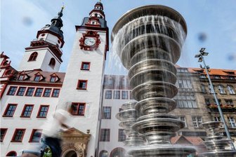 Mehr Wasser, mehr Schatten, mehr Grün: Elf Strategien gegen den Hitzekollaps in den Städten - Der neue Marktbrunnen in Chemnitz, gestaltet vom Künstler Daniel Widrig, sprudelt vor dem Alten Rathaus. Vor allem an heißen Tagen schafft der Brunnen etwas Abkühlung. 