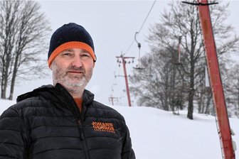 Mehr Wintersport im Erzgebirge: Skilift Johanngeorgenstadt soll in Saison starten - Der Bauunternehmer Jan Beyreuther aus Breitenbrunn hat den Skihang in Johanngeorgenstadt gekauft, der ab sofort "Johann Georgs Erlebnisberg" heißt. Das ist eine Ansage für die Zukunft.