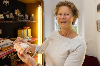 Mehr Zeit für Puppenstuben-Fans: Ausstellung im Erzgebirge wird länger gezeigt - Marlene Schreiter hat für eine Puppenstuben-Ausstellung in Geyers Turmmuseum Hunderte Details in Szene gesetzt.