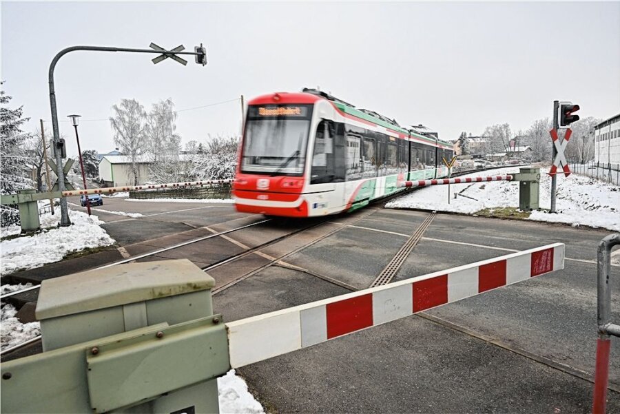 Mehr Züge, neuer Haltepunkt - Bahn konkretisiert Ausbaupläne zwischen Burgstädt und Wittgensdorf - Anwohner fürchten, dass der Streckenausbau die Wartezeiten an der Schranke erhöht. 