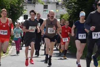 Mehr Zulauf als gedacht - Die Gesamtsieger sind schon kurz nach dem Start ganz vorn.