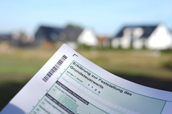 Mehreinnahmen nach der Grundsteuerreform sind in vogtländischer Kleinstadt sehr willkommen - Die nach der Grundsteuerreform verschickten neuen Bescheide sorgen für Wirbel.