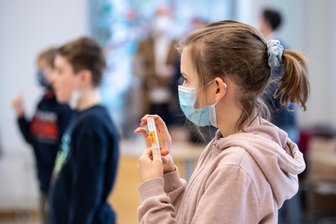 Mehrere Anträge: Gericht soll Corona-Testpflicht für Schüler in Sachsen stoppen -
