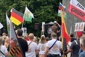 Mehrere Anzeigen und Ermittlungen nach Demo gegen „Compact“-Verbot in Chemnitz - Bis zu 250 Personen beteiligten sich an der Demo. Auch aus Thüringen reisten Teilnehmer an.