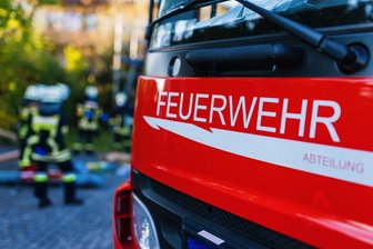 Mehrere Autos auf Gelände eines Hofer Autohauses in Flammen - Die Feuerwehr musste am Mittwochabend in Hof einen Brand an einem Autohaus löschen.