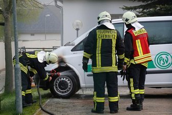 Mehrere Brände halten Feuerwehren in Atem - In Chemnitz wurde am Sonntagmorgen ein Bus des Polizeisportvereins angezündet. Die Polizei konnten einen Tatverdächtigen stellen.