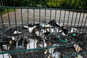 Mehrere Brände in Chemnitz-Gablenz halten Feuerwehren auf Trab - Carl-von-Ossietzky-Straße hatten gegen 0.30 Uhr auf einem Schulgelände ein Papiercontainer Feuer gefangen.
