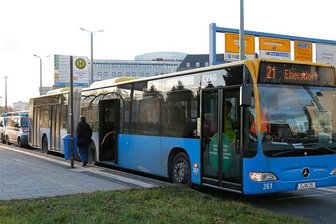 Mehrere Businsassen stürzen bei Vollbremsung: 29-Jährige verletzt - 