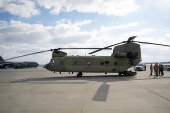 Mehrere Chinook-Hubschrauber fliegen übers Erzgebirge: Das steckt dahinter - Ein US-Hubschrauber vom Typ CH-47 Chinook steht auf einem Flugfeld.