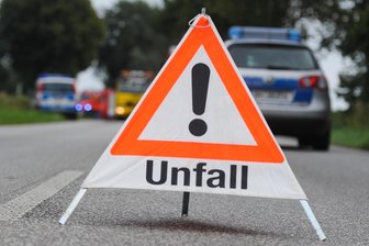 Mehrere Fahrzeuge in Unfall im Erzgebirge verwickelt - Ein Verkehrsunfall mit mehreren Autos hat sich am Samstag in Reitzenhain ereignet.