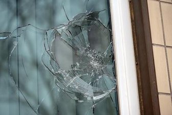 Mehrere Fensterscheiben eingeschlagen - Täterin auf frischer Tat gestellt -