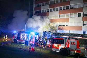 Mehrere Feuer in längster Platte Sachsens: Mutmaßlicher Serienbrandstifter gefasst - Giftiger Qualm steigt am 5. November aus einem Aufgang des Plattenbaus „Lange Lene“ in Leipzig: Die Polizei geht von Brandstiftung aus.