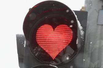 Mehrere Frauen betroffen: Polizei warnt vor Liebes-Betrug - Das Herz spricht, wo mitunter ein deutliches Stopp-Zeichen angebracht wäre: Im Vogtland und in Westsachsen sind Polizeiangaben zufolge mehrere Frauen auf einen Liebesbetrüger hereingefallen, der häufiger das Pseudonym "Danny Steinbach" verwendete.
