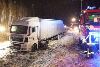 Mehrere Glätteunfälle im Westerzgebirge: Lkw kommt von Zubringer ab, Traktor kippt um, Auto überschlägt sich - Auf dem Auer Autobahnzubringer landete ein Lastwagen im Seitengraben.