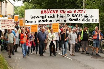 Mehrere hundert Menschen bei Demonstration für Weiterbau der Flöhaer Ortsumgehung - Mehrere hundert Menschen demonstrieren in Flöha für den Weiterbau der Flöhaer Ortsumgehung.