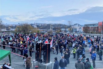 Mehrere hundert Teilnehmer bei Kundgebung und Aufzug in Plauen - Zur Kundgebung des "Forums für Demokratie und Freiheit" am Samstag auf dem Neustadtplatz in Plauen kamen laut Polizei 860 Teilnehmer.