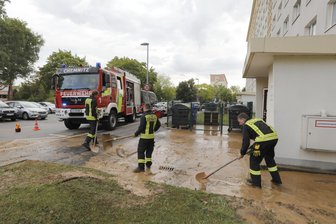 Mehrere Keller nach Wasserrohrbruch geflutet - Zu einem Wasserrohrbruch ist es am Samstagmorgen an der Carl-von Ossietzky-Straße in Chemnitz gekommen.