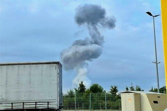 Mehrere Menschen bei Verpuffung im Striegistal verletzt: Landesdirektion ermittelt noch - Die Rauchsäule war weithin zu sehen.