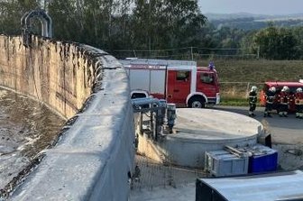Mehrere Menschen bei Verpuffung verletzt - Beim Brand in einem Silo in Pappendorf sind mehrere Menschen verletzt worden. 