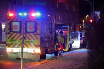 Mehrere Menschen prügeln sich vor Einkaufsmarkt in Chemnitz - Nach einer Schlägerei an einem Einkaufsmarkt im Zentrum musste der Rettungsdienst kommen.
