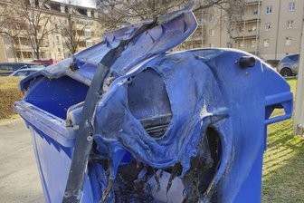 Mehrere Papiercontainer in Flammen -