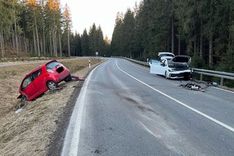 Mehrere Schwerverletzte bei Verkehrsunfall im Vogtland - Bei dem Frontalzusammenstoß nahe Muldenberg wurden insgesamt vier Personen verletzt, drei davon schwer.