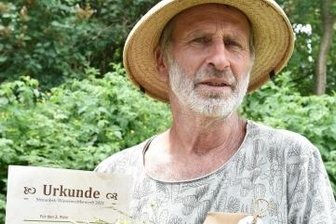 Mehrere Streuobstwiesen im Plauener Umland preisgekrönt - Steffen Janke aus Schönberg freute sich über den zweiten Platz beim Streuobstwiesenwettbewerb 2021.