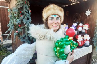 Mehrere Tausend Ballons: Annabell Paulitz über ihre Arbeit als „Bella Ballonga“ - „Bella Ballonga“ bei ihrer Arbeit im weihnachtlichen Kostüm.