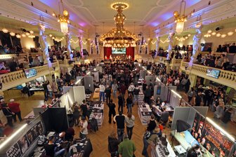 Mehrere tausend Besucher auf Tattoo-Messe in Zwickau - Blick auf das Ausstellungsareal im Konzert- und Ballhaus "Neue Welt"