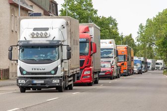 Mehrere Tausend Stimmen gegen Lkw-Transitverkehr mitten übers Erzgebirge - Lkw-Schlangen sind an der B 174 in Reitzenhain im Erzgebirge nichts Neues. So bildete sich nach einem Unfall am Grenzübergang am 25. Juni ein kilometerlanger Stau.
