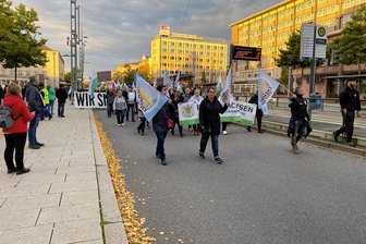 Mehrere tausend Teilnehmer bei Protestzug durch Chemnitz - Beginn des Aufzugs in der Straße der Nationen.