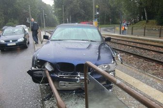 Mehrere Unfälle in der Chemnitzer Innenstadt - Ein Pkw raste auf der Stollberger Straße in Höhe des Goetherings in eine Straßenbahnhaltestelle.