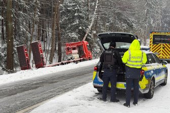 Mehrere Unfälle mit Vollsperrungen am Mittwoch auf winterlichen Straßen im Vogtland - Auf der B 169 zwischen Falkenstein und Trieb kam am Mittwoch ein Lkw von der Straße ab.