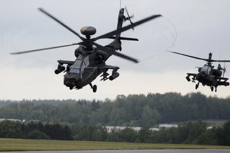 Mehrere US-Militärhubschrauber fliegen über Chemnitz - US Militärhubschrauber des Typs „Boeing AH 64 Apache“ flogen am Dienstag über Chemnitz.