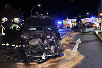 Mehrere Verletzte bei Kollision auf McDonalds-Kreuzung in Aue: Polizei nennt Details zu Unfallhergang - Ein Verkehrsunfall auf der McDonalds-Kreuzung in Aue hat für Verkehrsbehinderungen gesorgt.