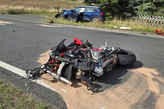 Mehrere Verletzte bei Motorrad-Unfall im Vogtland - Am Unfall an der Neuen Welt in Taltitz waren ein Pkw und zwei Motorräder beteiligt.