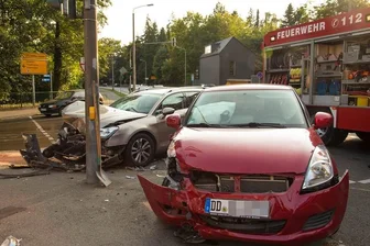 Mehrere Verletzte bei Unfall an Freiberger Kreuzung - Ein Suzuki und ein Citroen kollidierten am Freitagnachmittag an einer Freiberger Kreuzung.