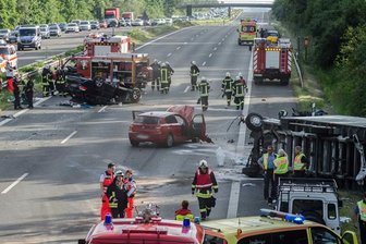 Mehrere Verletzte bei Unfall auf der A4 - Kilometerlanger Stau - 