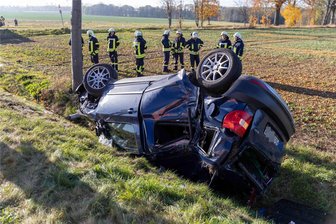 Mehrere Verletzte bei Unfall auf der B 173 kurz vor Oberschöna - Eins der beiden Fahrzeuge wurde durch den Zusammenprall in den Graben geschleudert.