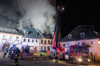 Mehrere Verletzte bei Wohnhausbrand in Rochlitz - Familie mit sieben Kindern verliert ihr Heim - Ein Wohnhaus im Zentrum von Rochlitz hat am Donnerstagabend gebrannt.