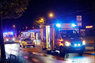 Mehrere Verletzte nach Reizgas-Attacken in Chemnitzer Straßenbahnen: Polizei nennt Details - Polizei und Rettungsdienst an der Straßenbahnhaltestelle der Linie 5 an der Scheffelstraße.