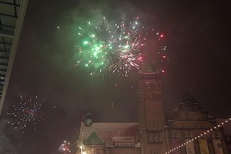 Mehrere Vorfälle in Chemnitz in der Silvesternacht – 13-Jähriger schwer verletzt - Viele Chemnitzer hatten sich um Mitternacht auf dem Markt versammelt.