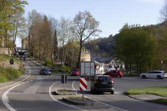 Mehrfach gesperrte B 101 im Raum Annaberg: So läuft es auf den Umleitungen - In diesem Bereich der B 101 in Annaberg-Buchholz rollt der Verkehr noch. Doch wenig später geht es auf der Talstraße nicht mehr weiter. Eine von mehreren Baustellen auf der Bundesstraße im Stadtgebiet.