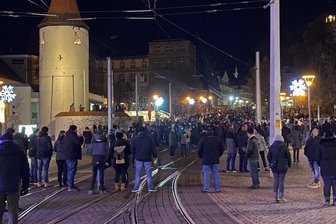 Mehrfacher Protest gegen Coronapolitik im Vogtland - Etwa 1000 Menschen versammelten sich am Sonntagabend in Plauen. 